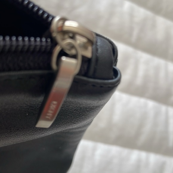 DKNY SOFT BLACK LEATHER CLUTCH - Picture 4 of 6